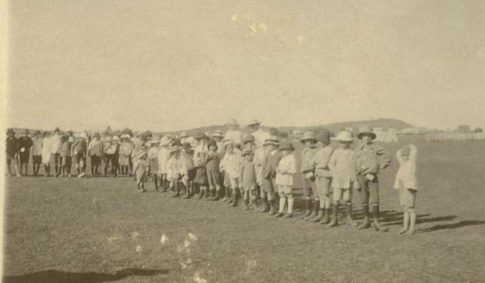 Leonora school children line up to receive the Commonwealth Peace Medal, 1919.