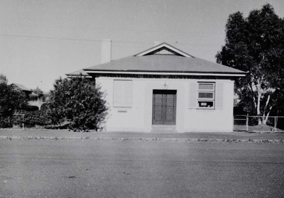The National Bank in c1957. In c1943 it relocated to the former Bank of New South Wales premises across the road.