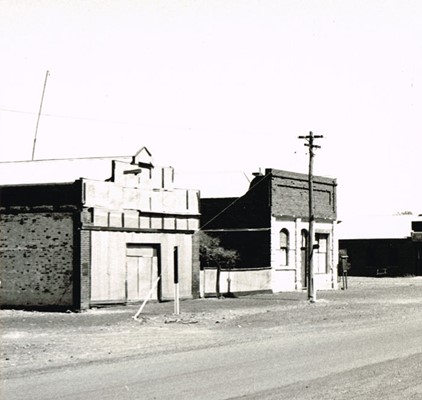 Andresen’s General Store at right. Photo taken in 1972 when it was used by the United Aborigines Mission.
